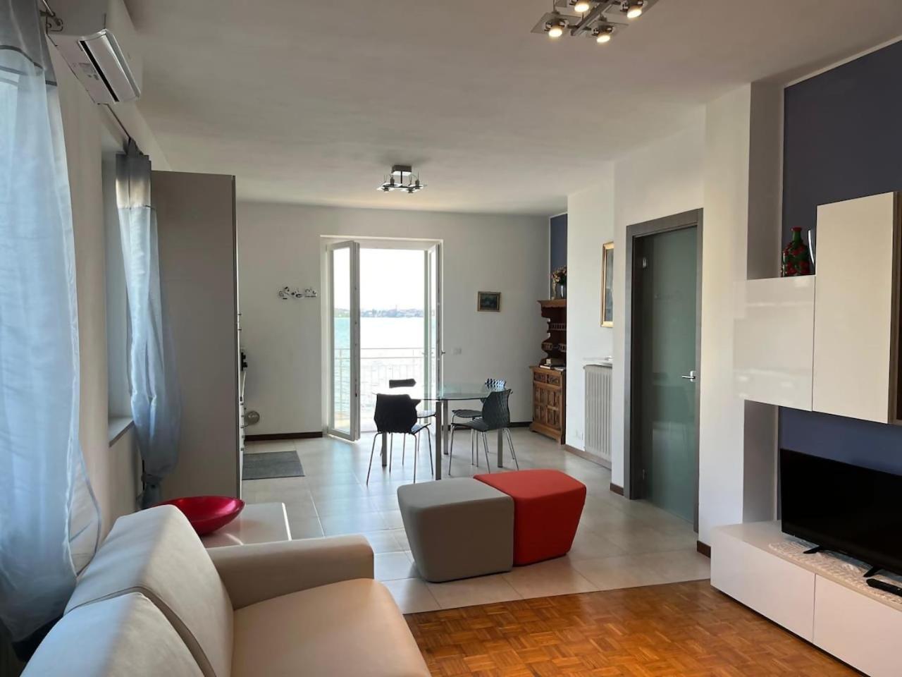 Villa Anastasye Your Lakefront Vacation Rental Predore Habitación foto