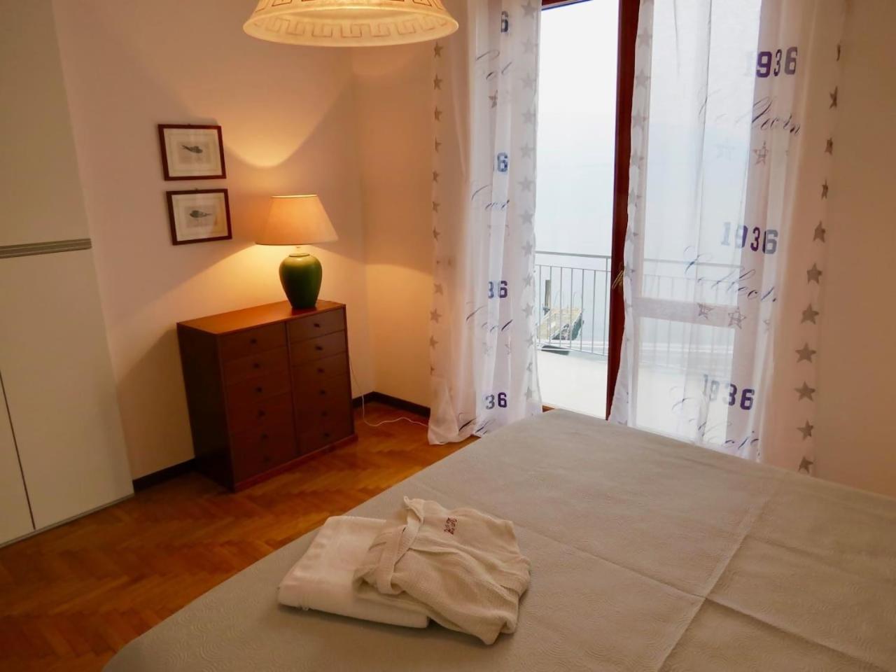 Villa Anastasye Your Lakefront Vacation Rental Predore Habitación foto