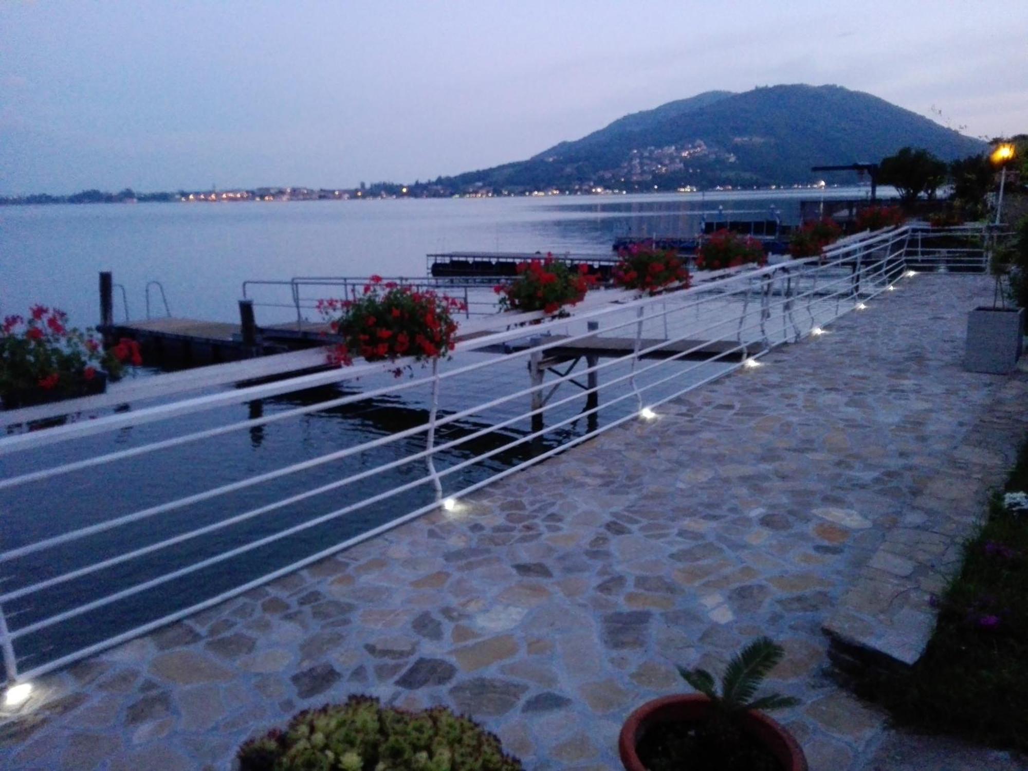 Villa Anastasye Your Lakefront Vacation Rental Predore Habitación foto