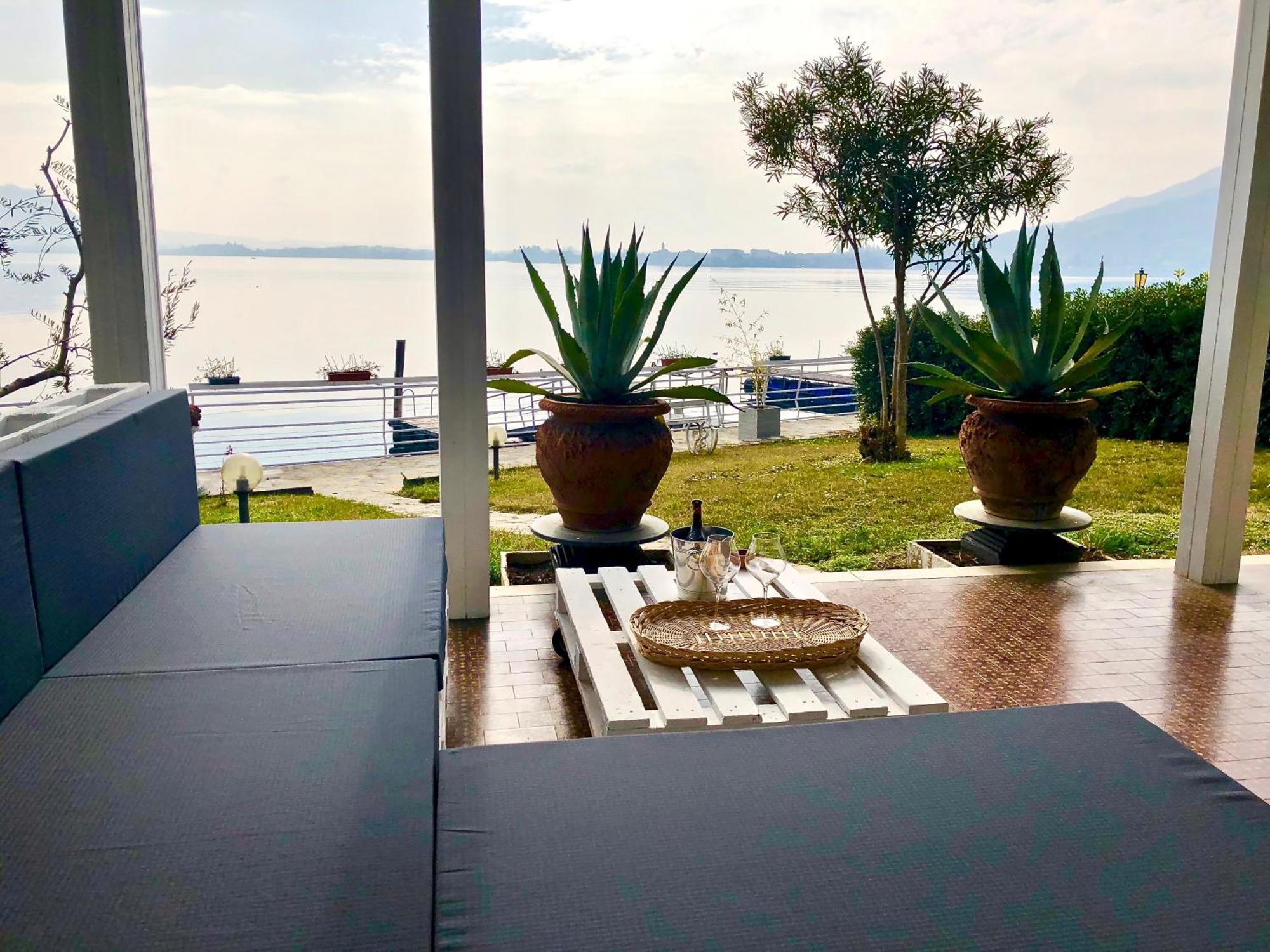 Villa Anastasye Your Lakefront Vacation Rental Predore Habitación foto